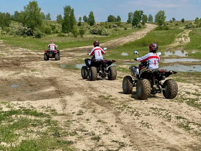 Rodinná jízda v terénu na ATV čtyřkolce