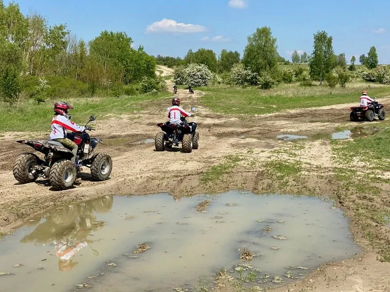 Rodinná jízda v terénu na ATV čtyřkolce