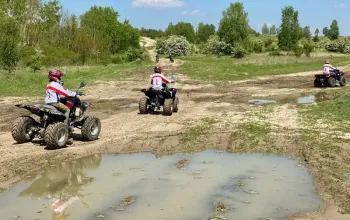 Rodinná jízda v terénu na ATV čtyřkolce