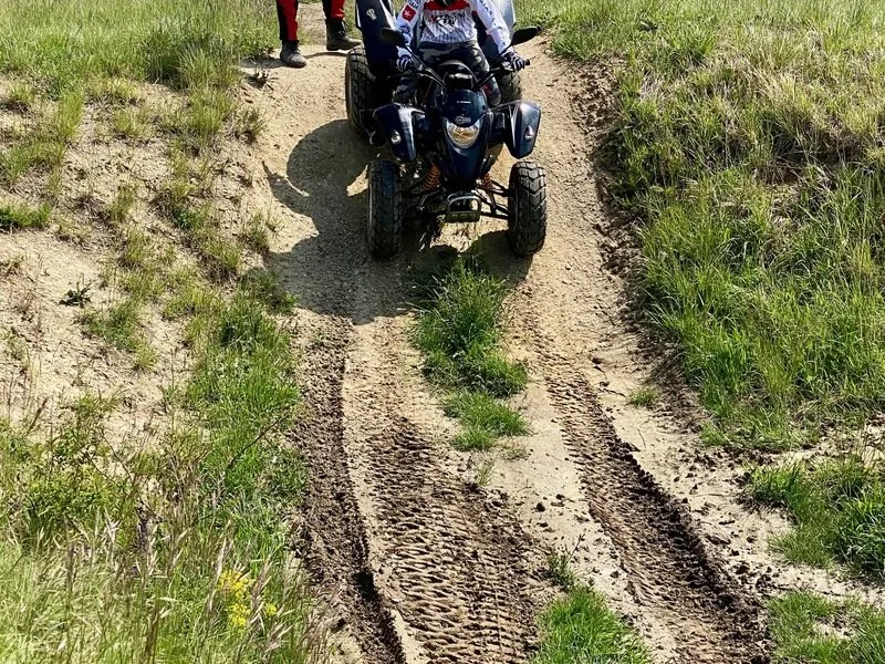 Rodinná jízda v terénu na ATV čtyřkolce
