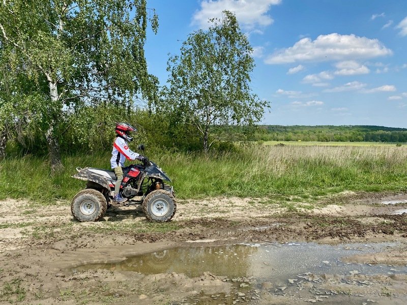 Rodinná jízda v terénu na ATV čtyřkolce