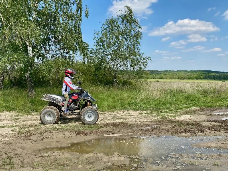 Rodinná jízda v terénu na ATV čtyřkolce