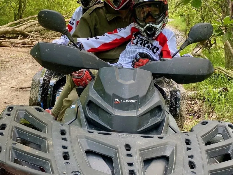 Rodinná jízda v terénu na ATV čtyřkolce