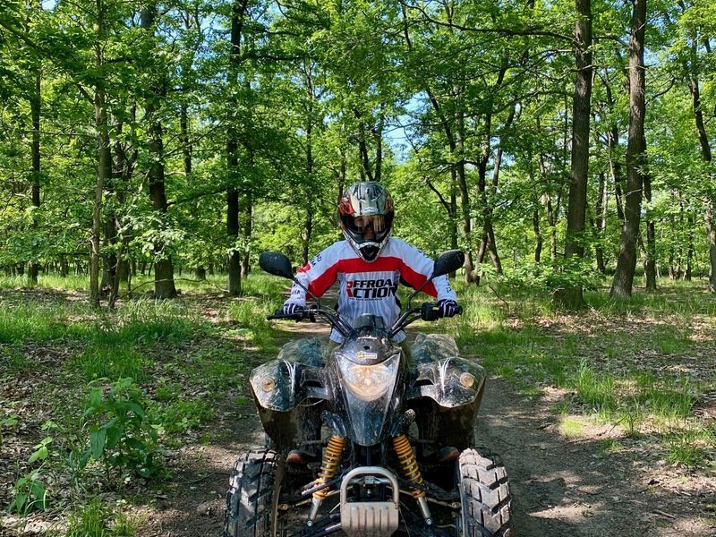 Rodinná jízda v terénu na ATV čtyřkolce