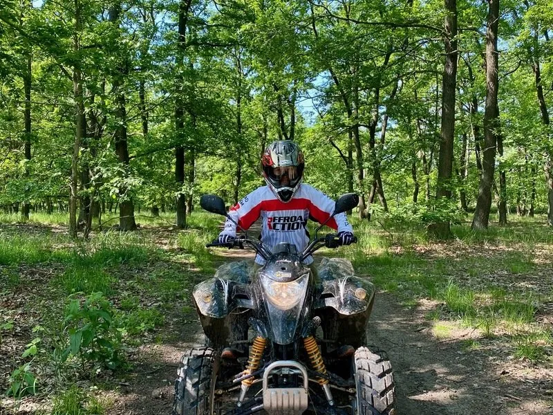 Rodinná jízda v terénu na ATV čtyřkolce