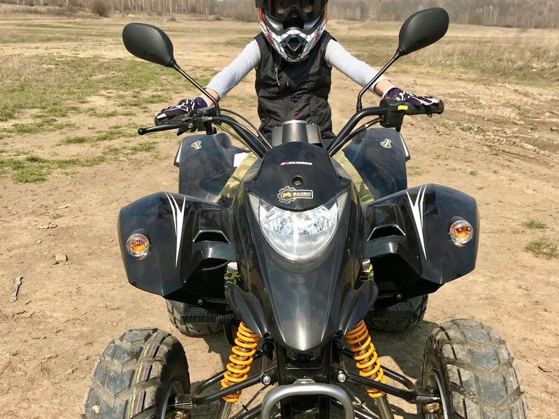 Rodinná jízda v terénu na ATV čtyřkolce