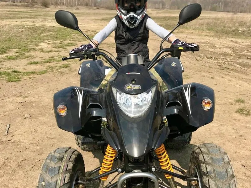Rodinná jízda v terénu na ATV čtyřkolce