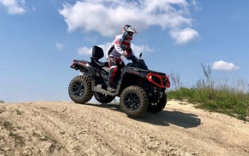 Rodinná jízda v terénu na ATV čtyřkolce