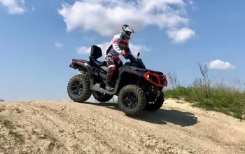 Rodinná jízda v terénu na ATV čtyřkolce