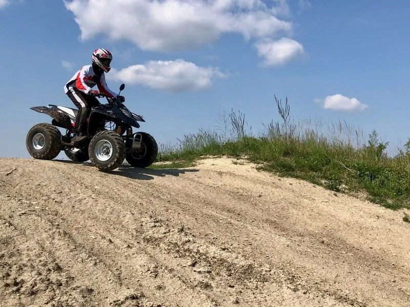 Rodinná jízda v terénu na ATV čtyřkolce