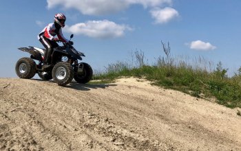 Rodinná jízda v terénu na ATV čtyřkolce