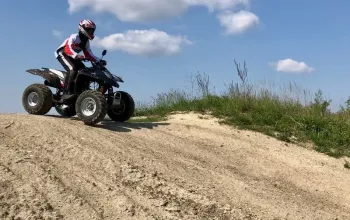 Rodinná jízda v terénu na ATV čtyřkolce