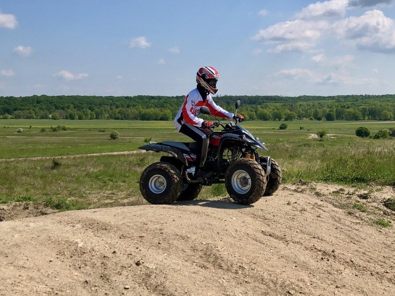 Rodinná jízda v terénu na ATV čtyřkolce