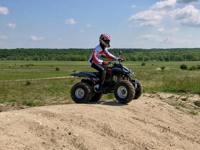 Rodinná jízda v terénu na ATV čtyřkolce
