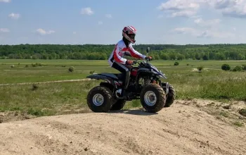 Rodinná jízda v terénu na ATV čtyřkolce