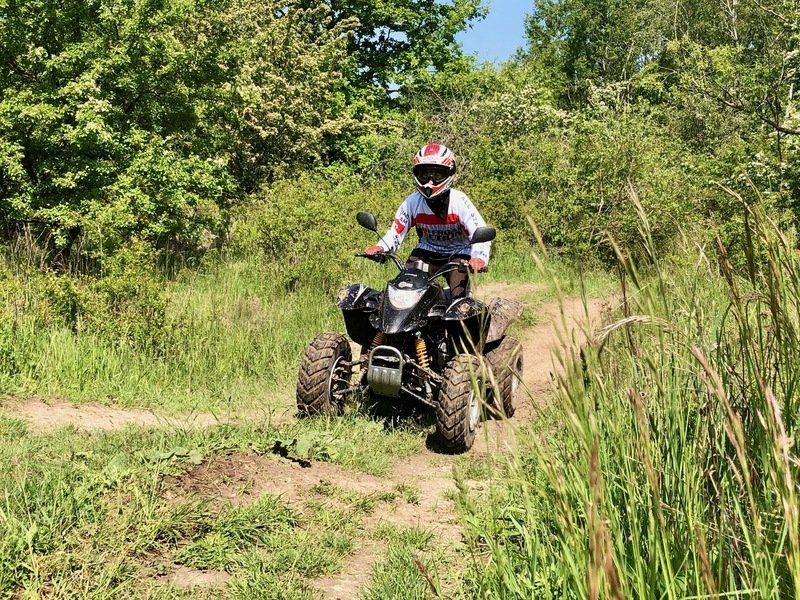 Rodinná jízda v terénu na ATV čtyřkolce