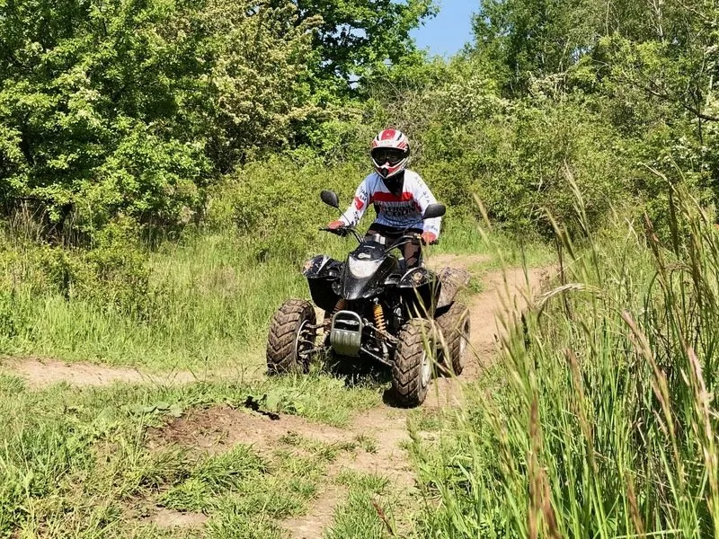 Rodinná jízda v terénu na ATV čtyřkolce