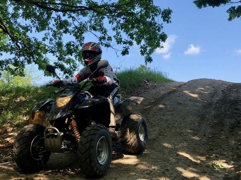 Rodinná jízda v terénu na ATV čtyřkolce