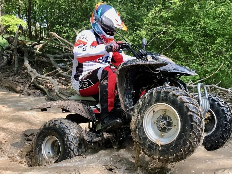 Rodinná jízda v terénu na ATV čtyřkolce