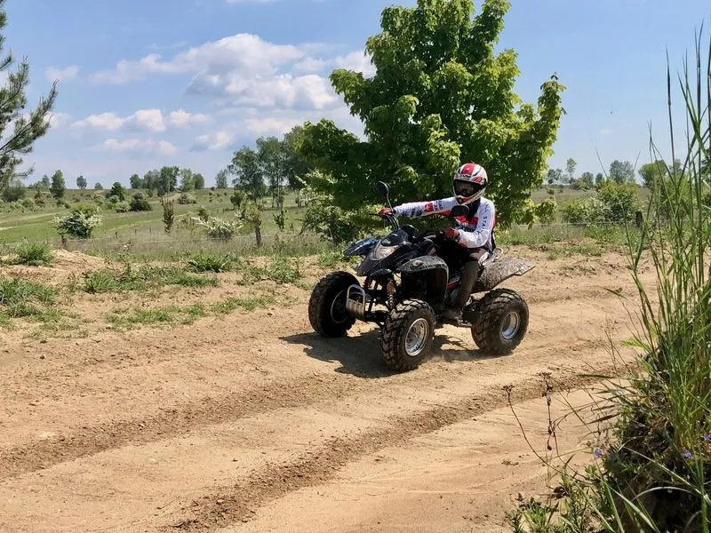 Rodinná jízda v terénu na ATV čtyřkolce