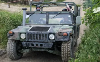 Humvee: Řízení + safari jízda na korbě