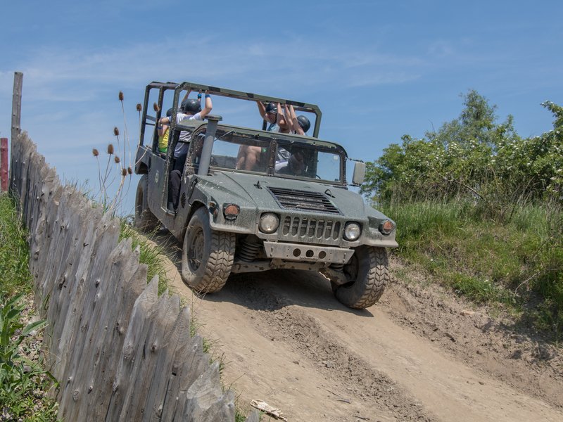 Humvee: Řízení + safari jízda na korbě