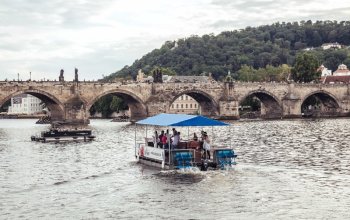 Vinařská plavba šlapadlem na Vltavě + 12 lahví prosecca