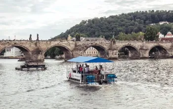 Vinařská plavba šlapadlem na Vltavě + 12 lahví prosecca Vinařská plavba šlapadlem na Vltavě + 12 lahví prosecca – dárek a zážitek