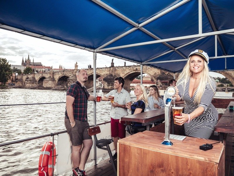 Vinařská plavba šlapadlem na Vltavě + 12 lahví prosecca