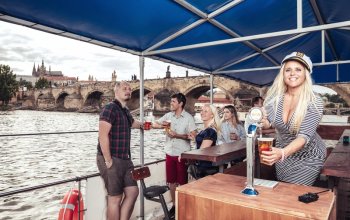 Vinařská plavba šlapadlem na Vltavě + 12 lahví prosecca
