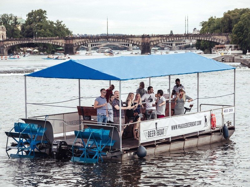 Vinařská plavba šlapadlem na Vltavě + 12 lahví prosecca