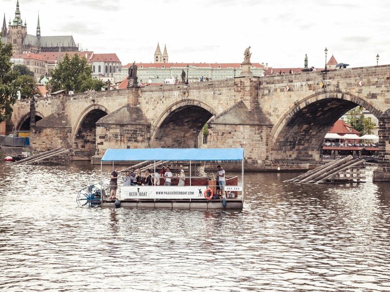 Vinařská plavba šlapadlem na Vltavě + 12 lahví prosecca