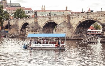 Vinařská plavba šlapadlem na Vltavě + 12 lahví prosecca