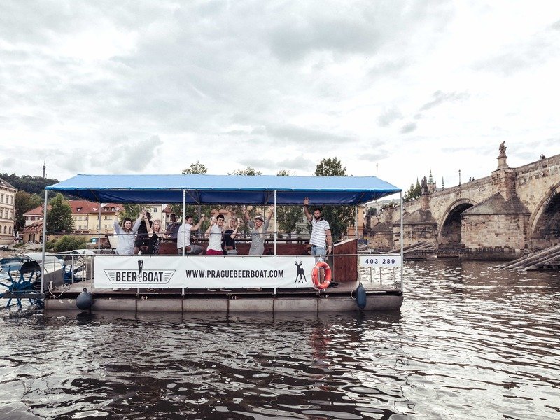 Vinařská plavba šlapadlem na Vltavě + 12 lahví prosecca