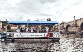 Vinařská plavba šlapadlem na Vltavě + 12 lahví prosecca