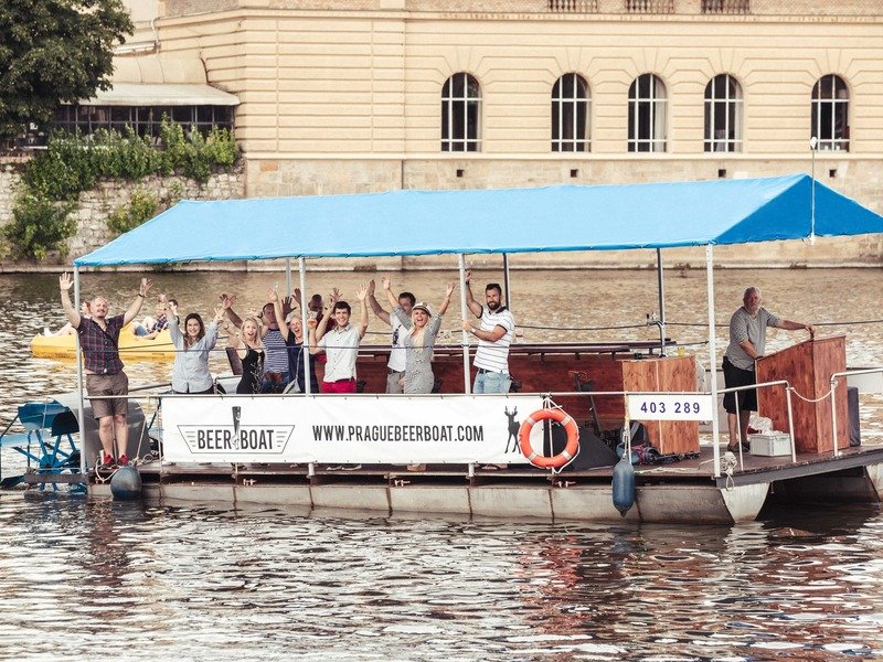 Vinařská plavba šlapadlem na Vltavě + 12 lahví prosecca