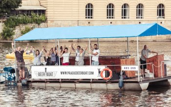 Vinařská plavba šlapadlem na Vltavě + 12 lahví prosecca