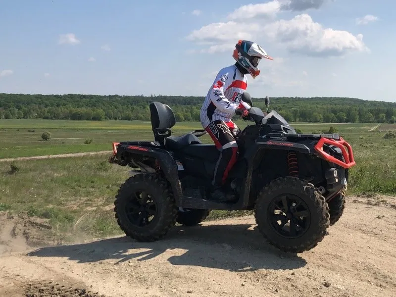 Jízda v terénu na ATV čtyřkolce
