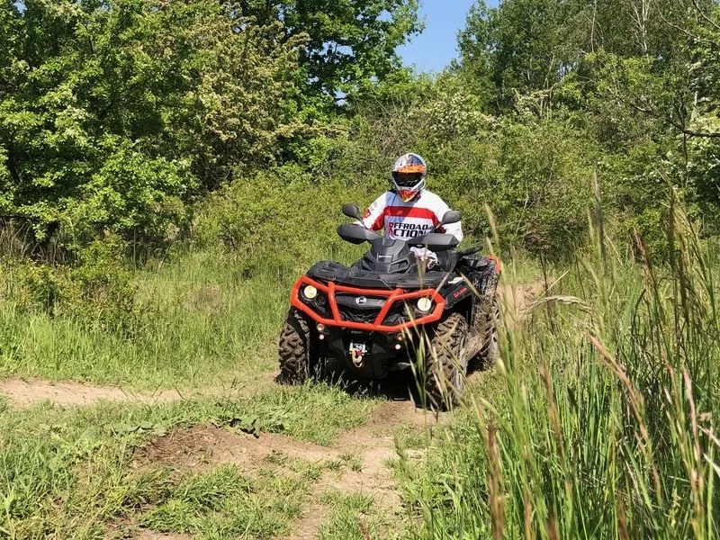 Jízda v terénu na ATV čtyřkolce