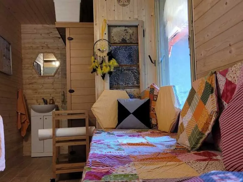 Apiterapie: Včelí terapie v sauně, masáž a relaxace na úlech