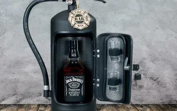 Hasicí bar s láhví alkoholu: Černý