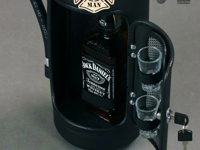 Hasicí bar s láhví alkoholu: Černý