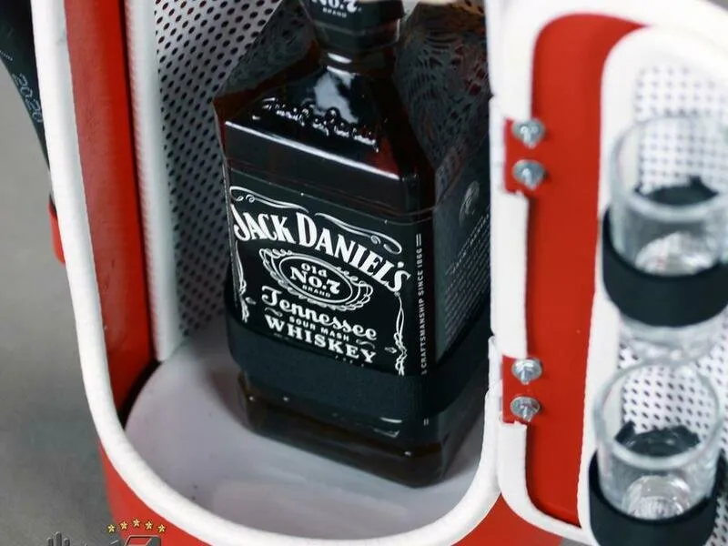Hasicí bar s láhví alkoholu: Červený s bílou lemovkou