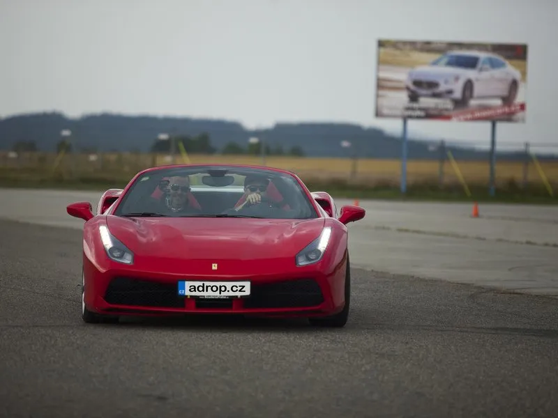 Jízda ve Ferrari 488 Spider na okruhu