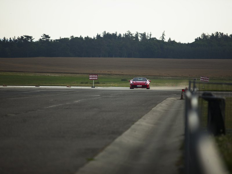 Jízda ve Ferrari 488 Spider na okruhu