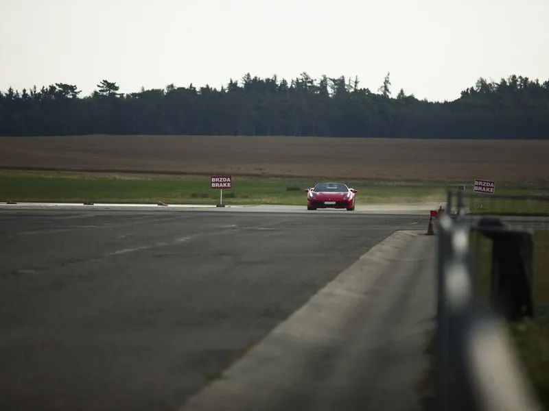 Jízda ve Ferrari 488 Spider na okruhu