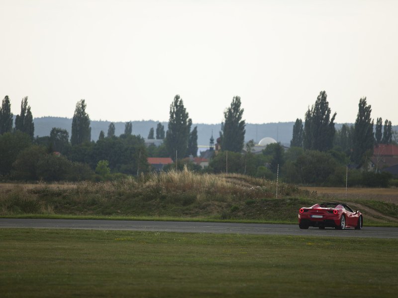Jízda ve Ferrari 488 Spider na okruhu
