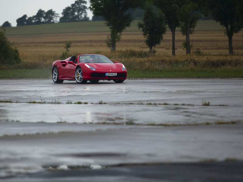 Jízda ve Ferrari 488 Spider na okruhu