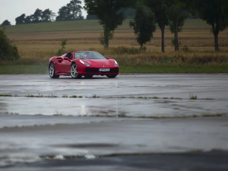 Jízda ve Ferrari 488 Spider na okruhu