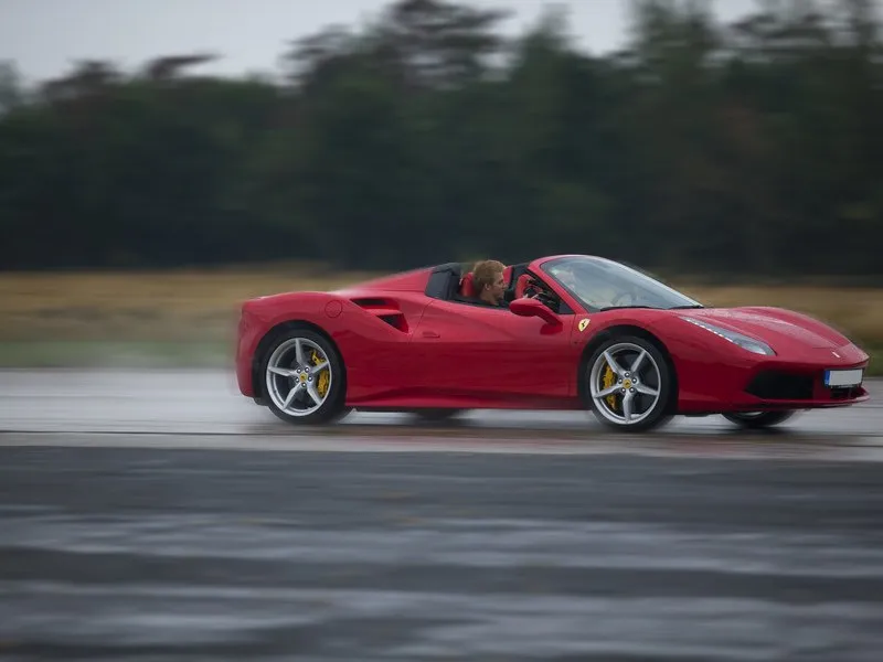 Jízda ve Ferrari 488 Spider na okruhu